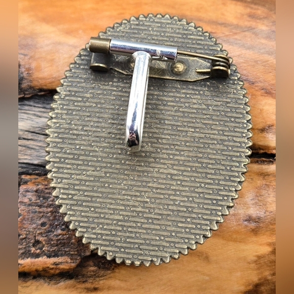 Frog in Top Hat Brooch Antiqued Gold Tone Bezel with Glass Cabochon & Inset Pic - Picture 2 of 4